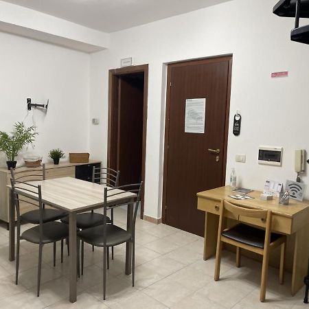 B&B Room Code 2 Frosinone Bagian luar foto